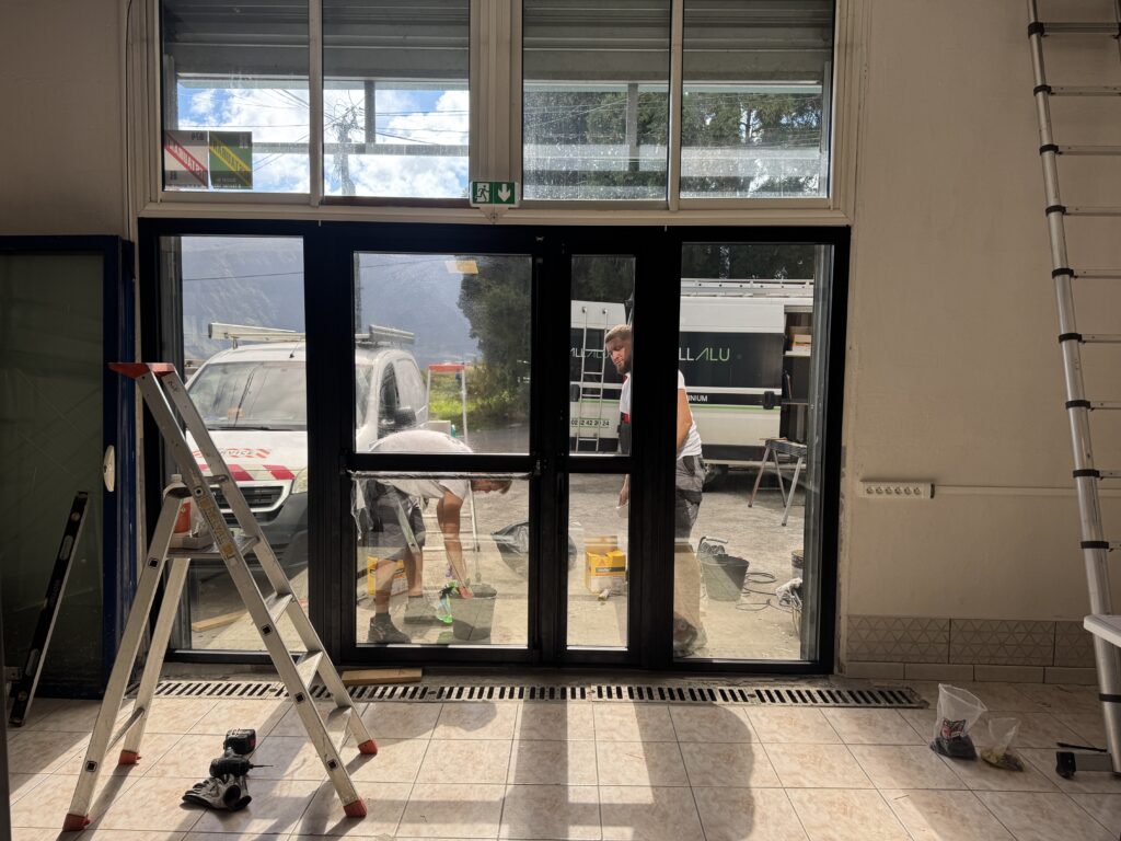 Pose de la porte de sécurité avec barre anti panique
