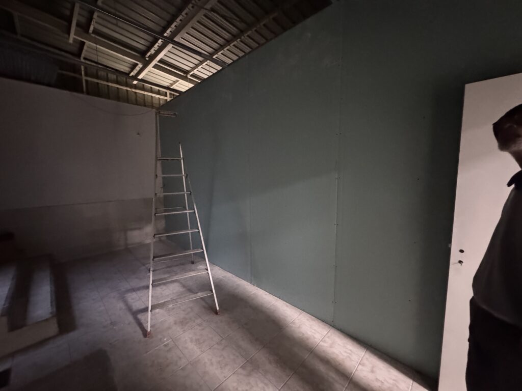 Pose du placoplâtre dans la salle vidéo